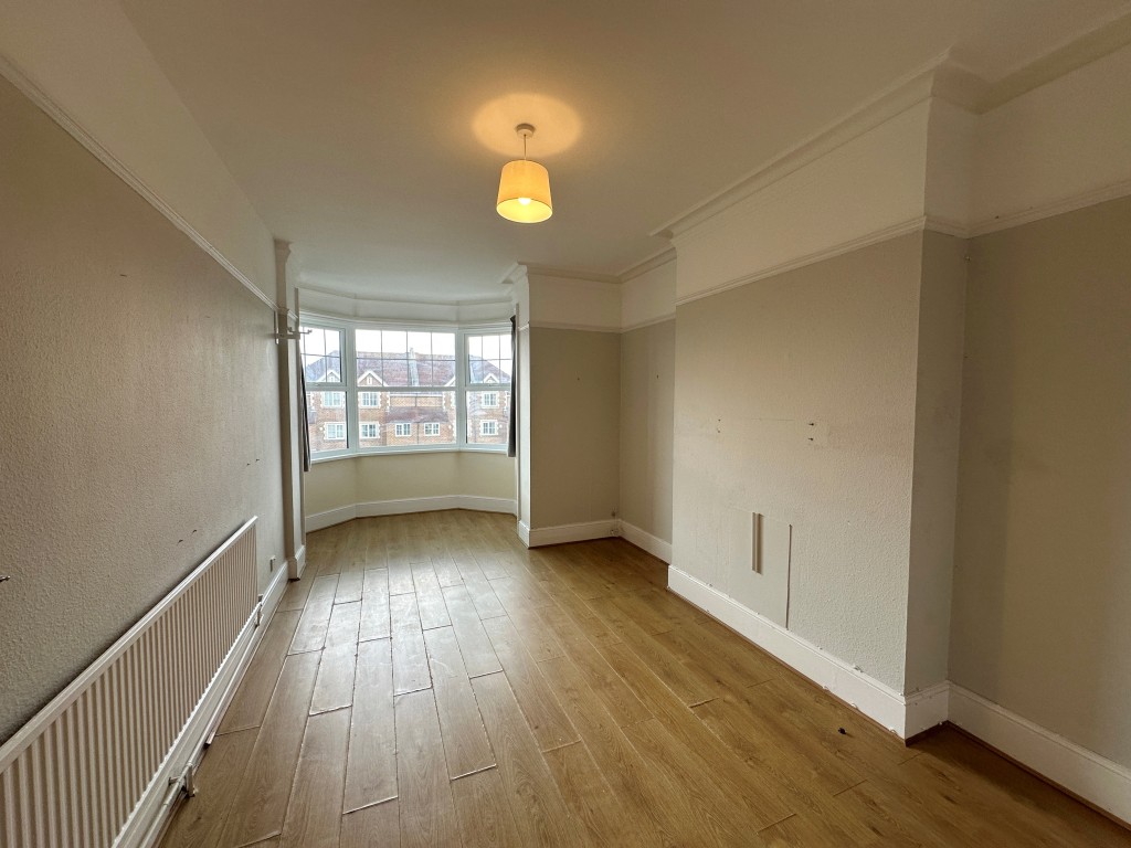 Lot: 57 - THREE-BEDROOM FIRST FLOOR FLAT WITH FRONT GARDEN & BALCONY - Living Room